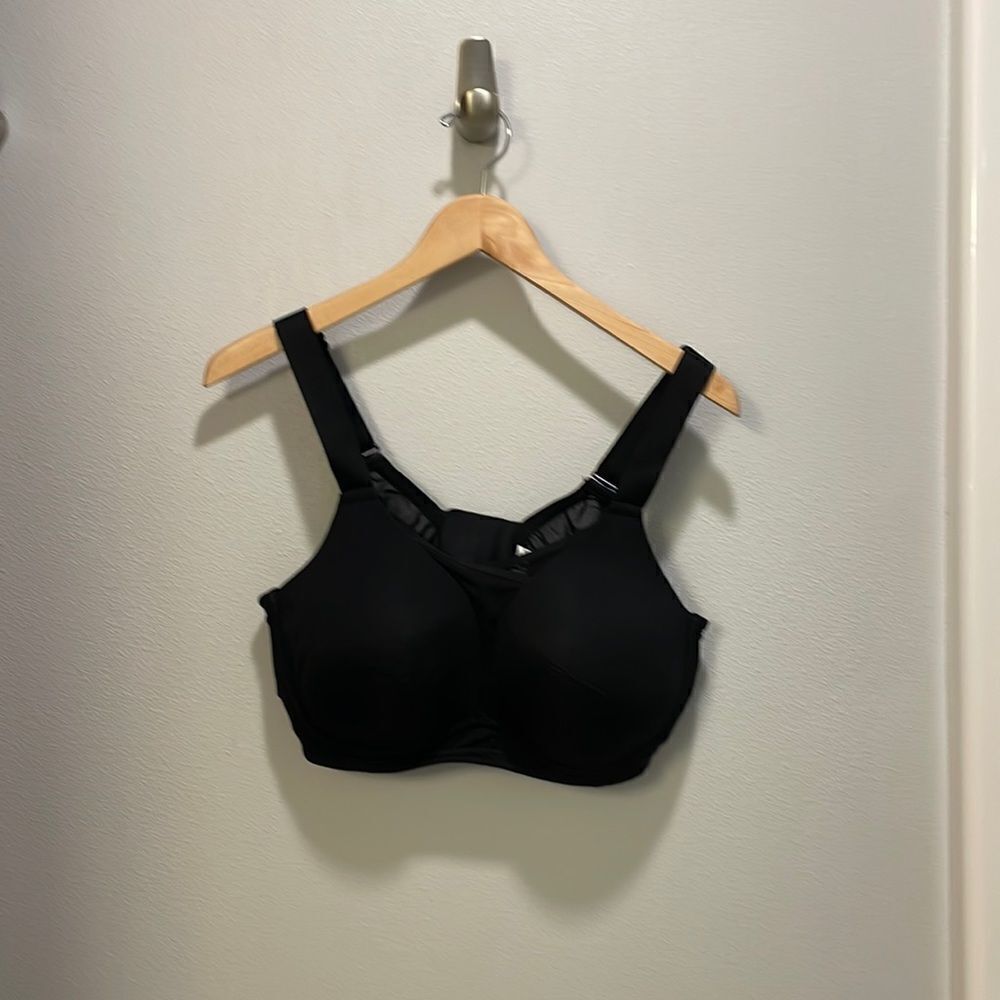 Livi Active womanโs blackโbra